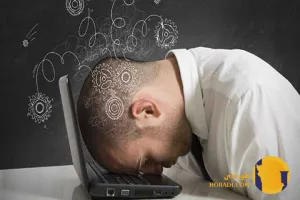 شکست های پی درپی تجربه ای است که تقریباً هر انسانی در طول زندگی خود با آن مواجه می شود. این شکست ها می توانند در زمینه های مختلفی مانند تحصیل شغل روابط اجتماعی یا حتی اهداف شخصی رخ دهند. از دیدگاه روانشناسی مواجهه مکرر با شکست ها می تواند تاثیرات عمیقی بر وضعیت روانی فرد بگذارد و منجر به ایجاد چرخه های منفی شود که ادامه مسیر موفقیت را دشوار می سازد. شناخت ماهیت این شکست ها تحلیل روانی آن ها و راهکارهای عبور از این چرخه های منفی به افراد کمک می کند تا با آگاهی بیشتر به سوی بهبود کیفیت زندگی و افزایش تاب آوری روانی حرکت کنند. در این مقاله به بررسی ابعاد مختلف شکست های پی درپی عوامل روانشناختی مرتبط و روش های مقابله با این وضعیت خواهیم پرداخت. تعریف شکست های پی درپی و چرخه منفی روانی شکست به معنای عدم تحقق هدف یا نتیجه مطلوب است. زمانی که این تجربه به صورت مکرر رخ می دهد اصطلاحاً شکست های پی درپی شکل می گیرد. این پدیده می تواند ناشی از عوامل داخلی مانند نقص مهارت ها کمبود اعتماد به نفس یا عوامل خارجی مانند شرایط نامساعد محیطی باشد. چرخه منفی روانی زمانی به وجود می آید که فرد پس از هر شکست احساس ناامیدی و بی ارزشی بیشتری پیدا کند و این احساسات منفی بر رفتارهای آینده او تاثیر گذاشته و احتمال شکست های بعدی را افزایش دهد. به بیان ساده تر شکست اول باعث ایجاد احساس منفی می شود که این احساسات باعث تضعیف عملکرد فرد و ایجاد شکست های بعدی می گردد. این چرخه ادامه پیدا می کند مگر آن که با تحلیل درست و اقدامات هدفمند شکسته شود. عوامل روانی مؤثر در شکل گیری چرخه منفی شکست های پی درپی تحلیل روانشناختی شکست های پی درپی نشان می دهد که عوامل متعددی در شکل گیری چرخه منفی نقش دارند. از جمله مهم ترین این عوامل می توان به موارد زیر اشاره کرد خودپنداره منفی افرادی که پس از شکست ها تصور می کنند که توانایی ها یا ارزش ذاتی آن ها پایین است به مرور زمان خود را کمتر باور می کنند و انگیزه خود را از دست می دهند. این خودپنداره منفی یکی از اصلی ترین عوامل شکل دهنده چرخه شکست است. ترس از شکست تجربه های مکرر شکست ترس شدیدی نسبت به مواجهه دوباره با چالش ها ایجاد می کند که باعث اجتناب از تلاش و کاهش ریسک پذیری می شود. این ترس باعث می شود فرد در موقعیت های جدید کمتر فعال باشد و فرصت های موفقیت را از دست بدهد. تفکر دو قطبی یا قطبی سازی ذهنی وقتی فرد شکست را به صورت مطلق و همه جانبه می بیند و خود را به صورت کامل شکست خورده تصور می کند تحلیل واقع بینانه کاهش می یابد و این امر باعث تثبیت چرخه منفی می شود. کمبود حمایت اجتماعی افراد بدون شبکه حمایتی قوی بیشتر در معرض عمیق شدن چرخه منفی شکست قرار می گیرند زیرا فقدان حمایت باعث می شود احساس تنهایی و ناامیدی تقویت شود. تاثیر شکست های پی درپی بر سلامت روان شکست های پی درپی نه تنها باعث کاهش اعتماد به نفس و انگیزه می شوند بلکه سلامت روانی فرد را نیز به شدت تهدید می کنند. مطالعات روانشناسی نشان داده اند که تکرار شکست ها می تواند منجر به بروز اختلالاتی مانند اضطراب افسردگی و اختلالات استرس پس از سانحه شود. افسردگی احساس ناامیدی و بی ارزشی ناشی از شکست های مکرر می تواند به افسردگی منجر شود که در آن فرد علاقه به فعالیت های روزمره را از دست می دهد و دچار خستگی مزمن روانی می گردد. اضطراب نگرانی مداوم از مواجهه با شکست های آینده باعث ایجاد اضطراب می شود که این حالت ممکن است به صورت جسمی (مثلاً تپش قلب تعریق) و روانی (ترس و دلهره) بروز کند. کاهش کارایی شناختی چرخه منفی شکست ها باعث کاهش توانایی تصمیم گیری تمرکز و حل مسئله می شود که به نوبه خود احتمال شکست های بعدی را افزایش می دهد. راهکارهای روانشناختی برای عبور از چرخه منفی شکست های پی درپی برای شکستن چرخه منفی شکست های پی درپی تحلیل دقیق و اقدام های هدفمند لازم است. در ادامه چند راهکار مهم روانشناختی برای مقابله با این وضعیت مطرح می شود بازتعریف شکست یکی از روش های موثر تغییر نگاه به شکست است. به جای دیدن شکست به عنوان پایان راه آن را به عنوان فرصتی برای یادگیری و رشد تلقی کردن می تواند به کاهش بار منفی آن کمک کند. تقویت خودپنداره مثبت تمرین های افزایش خودآگاهی و خودپذیری مانند نوشتن دستاوردها تمرینات مدیتیشن و مشاوره روانشناسی می تواند به بهبود تصویر فرد از خودش کمک کند. هدف گذاری واقع بینانه تنظیم اهداف کوچک قابل دستیابی و مرحله به مرحله به جای اهداف بزرگ و دور از دسترس به افزایش موفقیت های کوچک و تقویت انگیزه کمک می کند. حمایت اجتماعی استفاده از شبکه های حمایتی مانند خانواده دوستان و گروه های حمایتی می تواند به کاهش احساس تنهایی و افزایش اعتماد به نفس کمک کند. مداخلات روانشناختی تخصصی در موارد شدیدتر درمان های شناختی-رفتاری (CBT) درمان های مبتنی بر پذیرش و تعهد (ACT) و یا مشاوره تخصصی می تواند تاثیر قابل توجهی در عبور از چرخه منفی داشته باشد. نقش خودآگاهی در تحلیل روانی شکست های پی درپی خودآگاهی یکی از مهم ترین ابزارهای روانشناختی برای تحلیل و مدیریت شکست های پی درپی است. این فرآیند به فرد کمک می کند تا شناخت دقیقی از الگوهای رفتاری افکار و احساسات خود پیدا کند و به جای واکنش های هیجانی و غیرمنطقی تصمیمات آگاهانه تری بگیرد. خودآگاهی باعث می شود فرد بتواند تفاوت بین شکست واقعی و برداشت های ذهنی از آن را تشخیص دهد و با نگرشی مثبت تر به چالش ها نگاه کند. علاوه بر این خودآگاهی امکان بررسی نقاط قوت و ضعف را فراهم می آورد که زمینه ساز رشد فردی و بهبود عملکرد است. نقش آموزش مهارت های مقابله ای در عبور از شکست های پی درپی داشتن مهارت های مقابله ای مناسب می تواند فرد را در مواجهه با شکست های پی درپی مقاوم تر کند. مهارت هایی مانند مدیریت استرس حل مسئله کنترل هیجان و ارتباط موثر نقش مهمی در کاهش تاثیرات منفی شکست ها دارند. آموزش این مهارت ها معمولاً در قالب کارگاه های روانشناسی جلسات مشاوره فردی یا گروهی ارائه می شود و به افراد کمک می کند تا واکنش های خود را در برابر مشکلات بهبود بخشند و چرخه منفی را بشکنند.